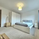 Spacious 1 Bedroom Apartment, Opposite The Metro Station, Very Central London Location