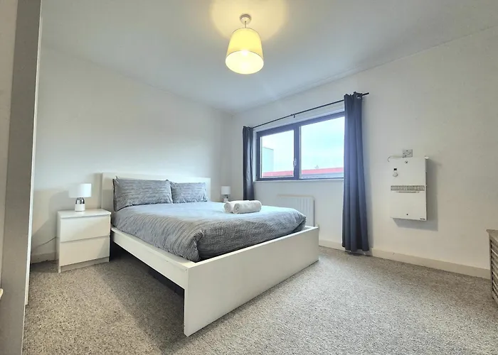 Spacious 1 Bedroom Apartment, Opposite The Metro Station, Very Central London Location