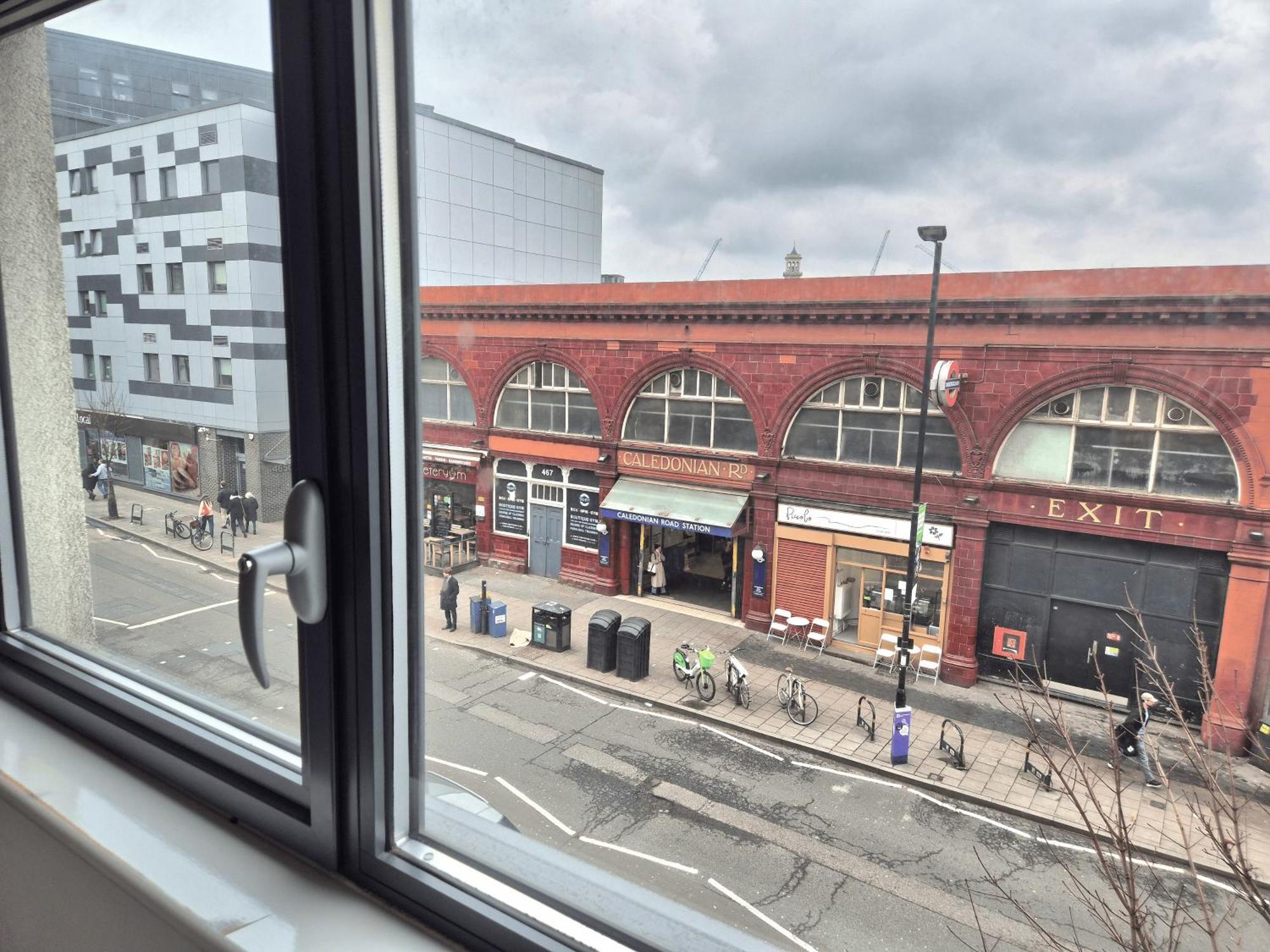 Spacious 1 Bedroom Apartment, Opposite The Metro Station, Very Location