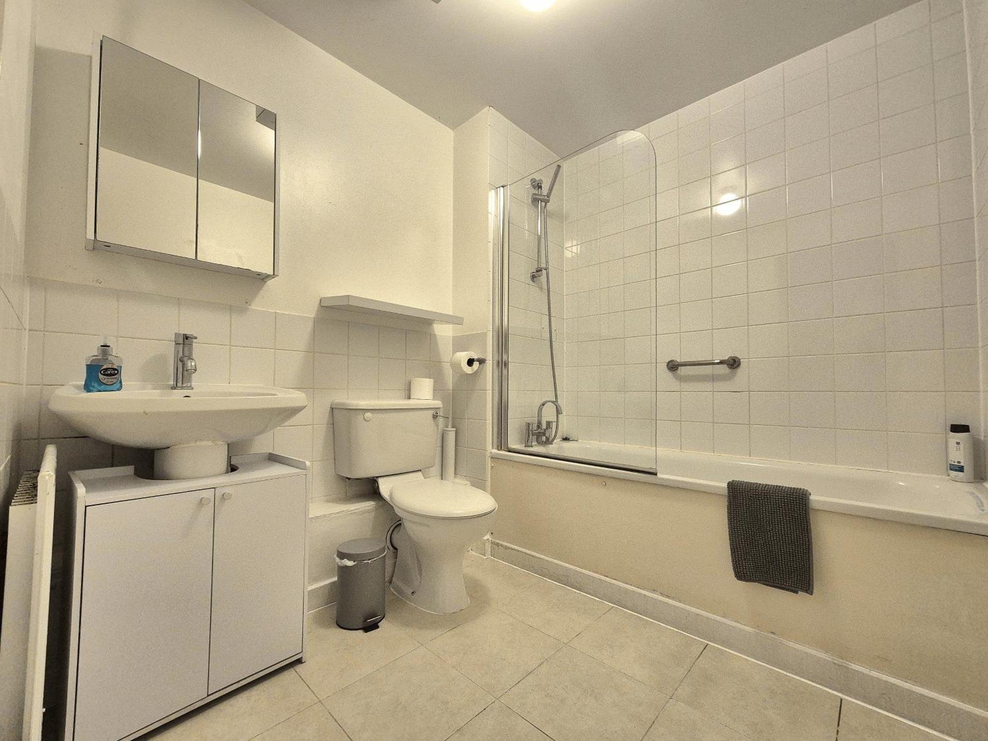 Spacious 1 Bedroom Apartment, Opposite The Metro Station, Very Location Appartamento Londra