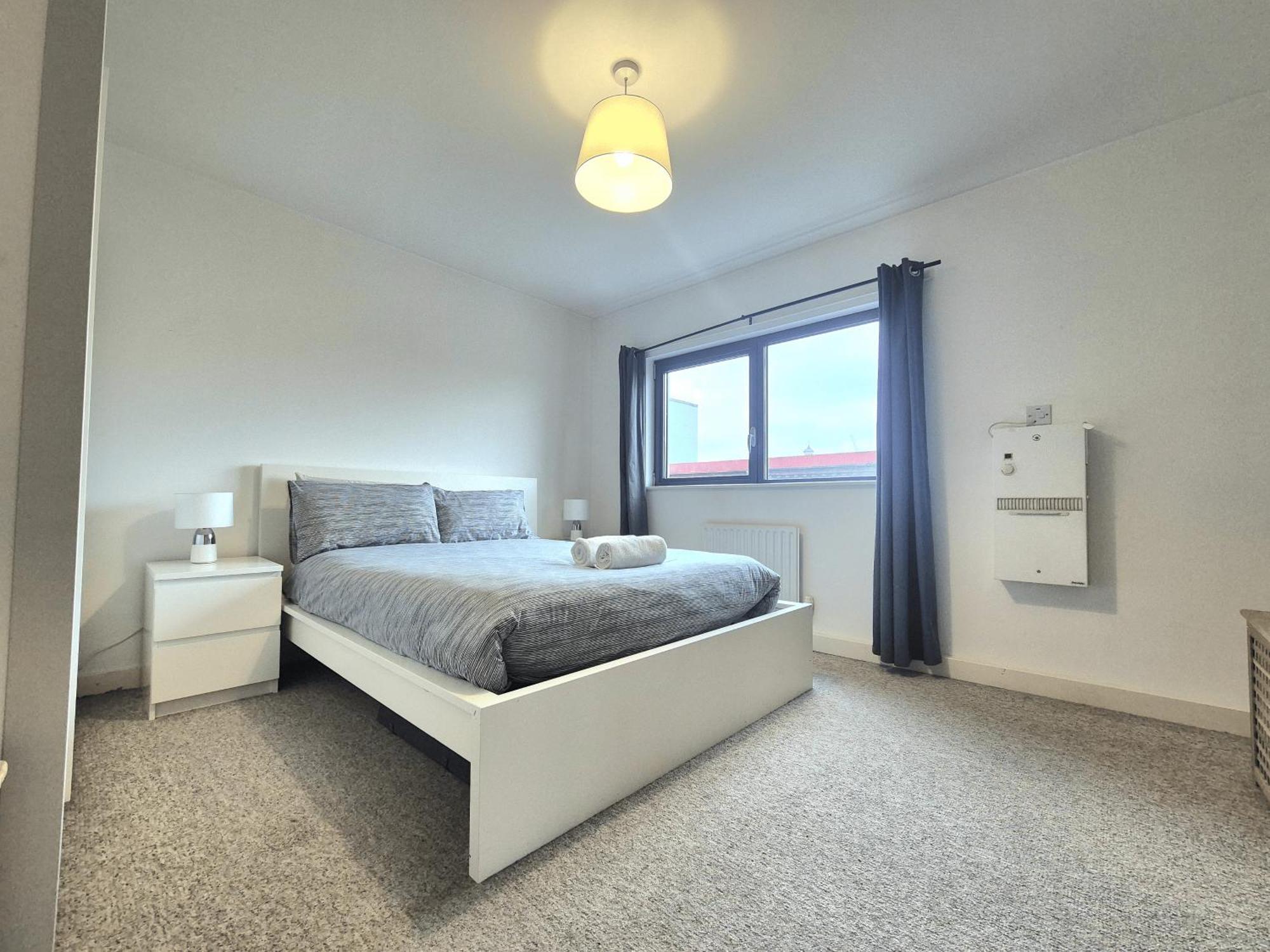Spacious 1 Bedroom Apartment, Opposite The Metro Station, Very Location Londra