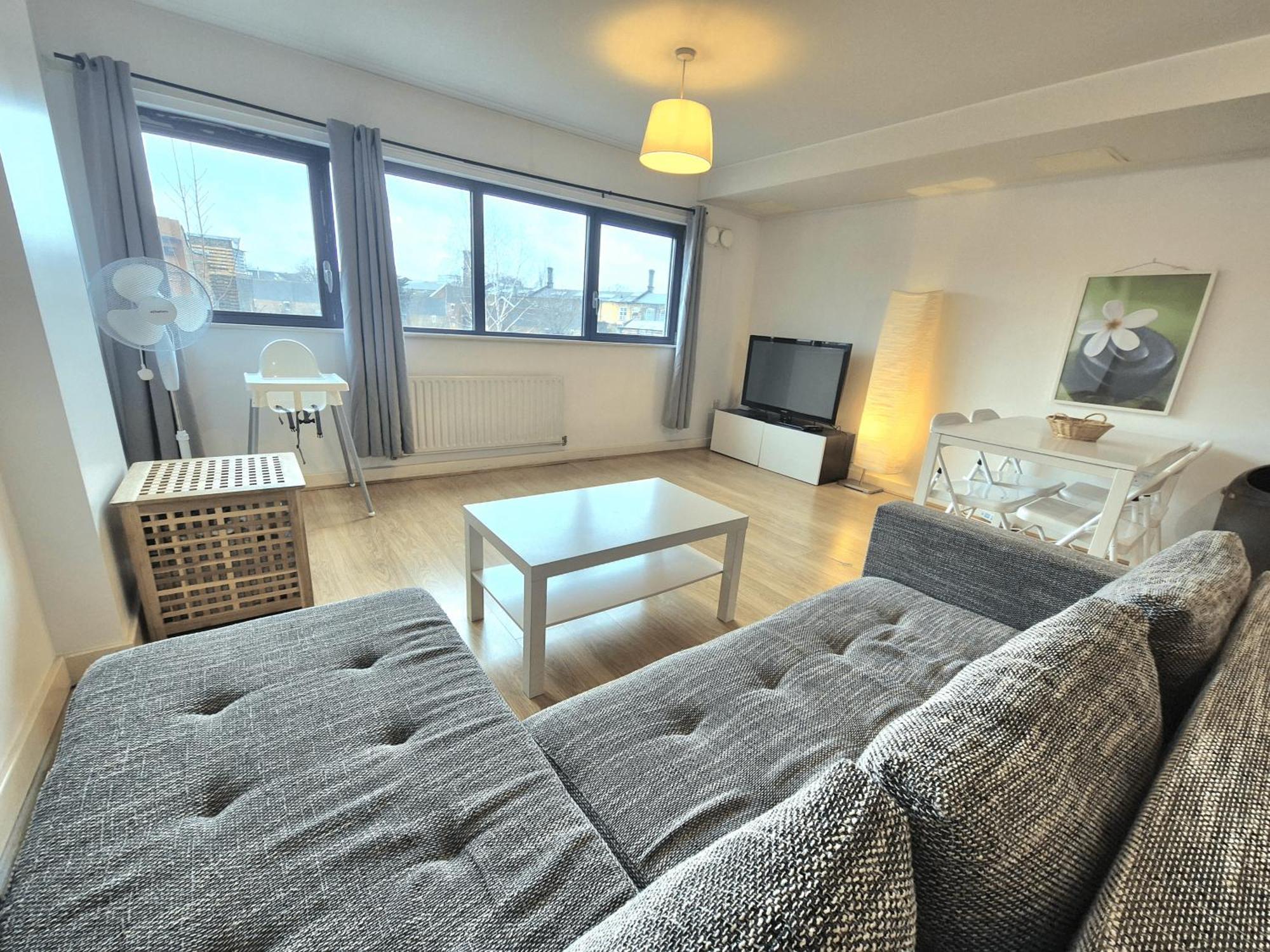 Spacious 1 Bedroom Apartment, Opposite The Metro Station, Very Location Appartamento *