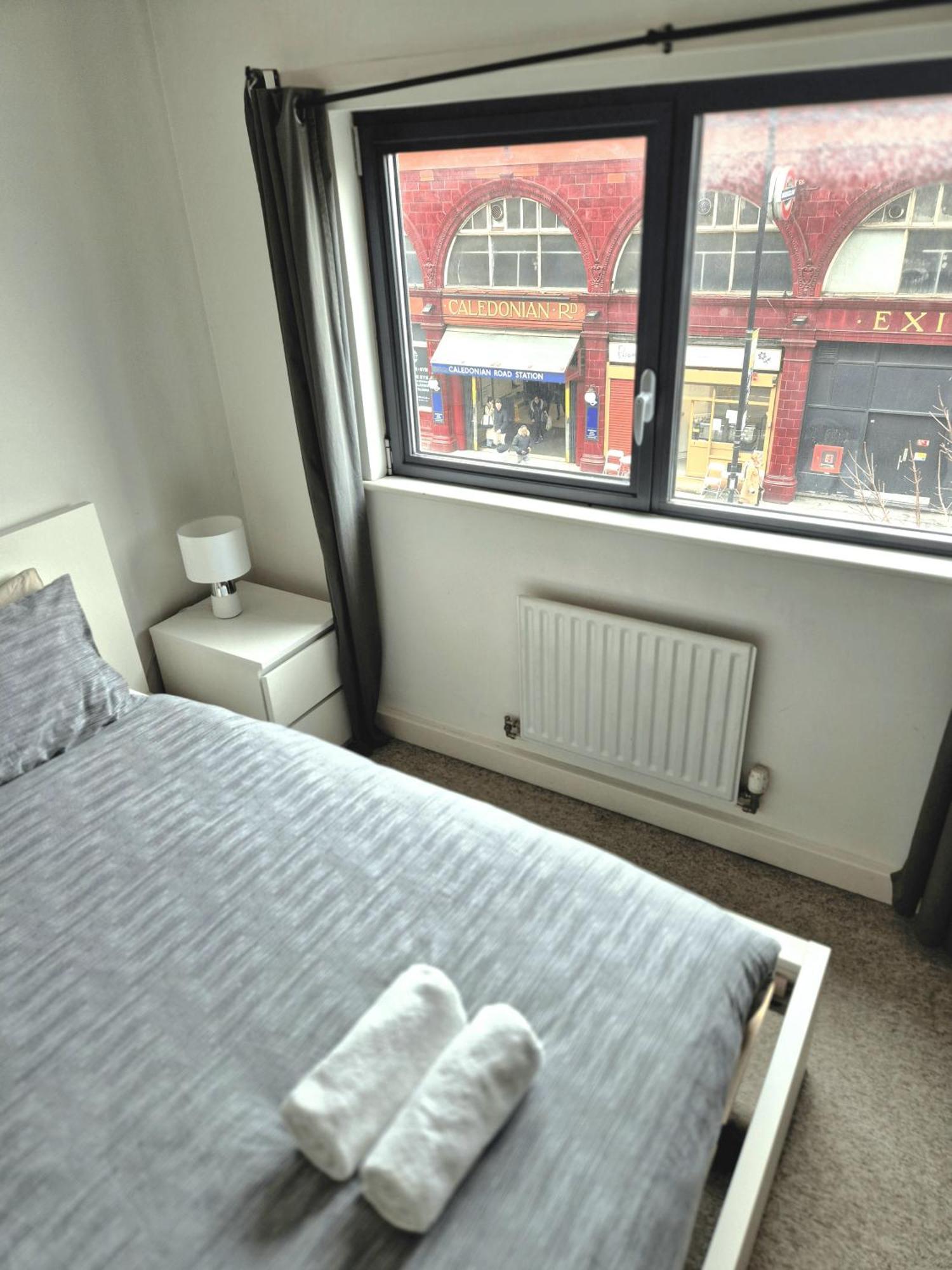 Spacious 1 Bedroom Apartment, Opposite The Metro Station, Very Location Londra